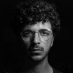 Niklas Porrello Autorenbild Niklas Porrello (M.A.) in Schwarz-Weiß mit Brille - Autorenbild