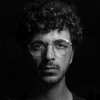 Niklas Porrello in Schwarz-Weiß mit Brille - Autorenbild